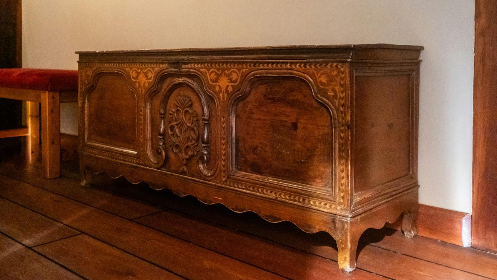 Arcón antiguo de madera tallada, tipo de mueble que se puede limpiar con láser
