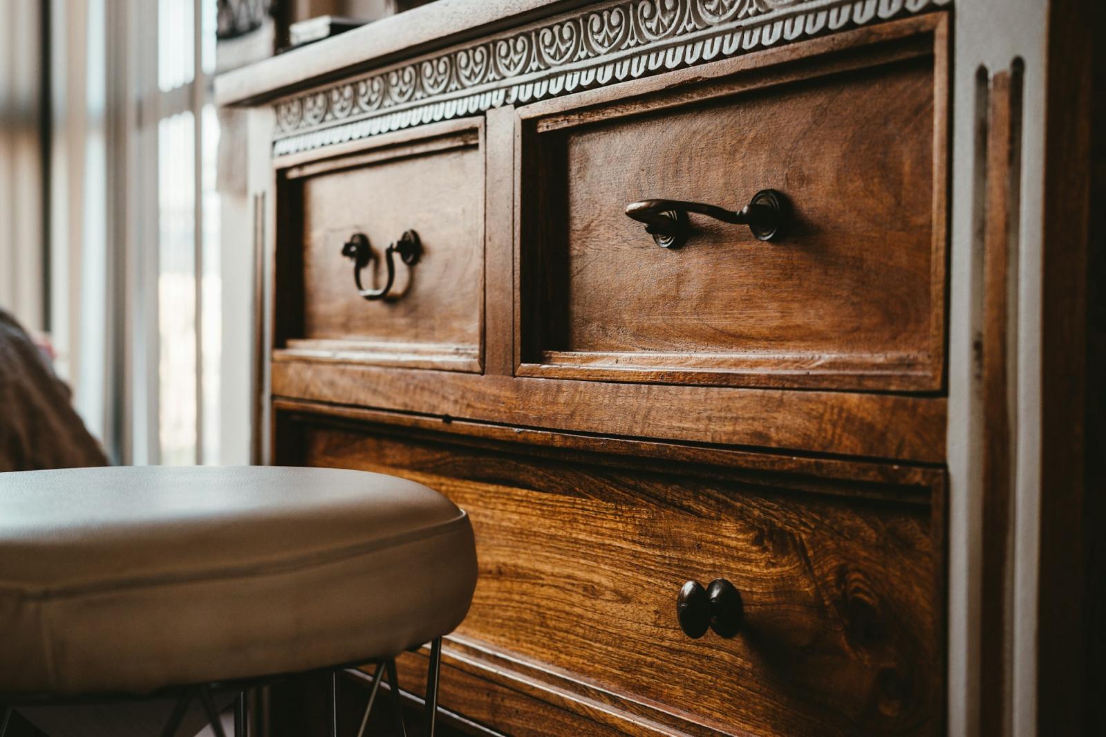 Cómoda antigua de madera con tiradores de época