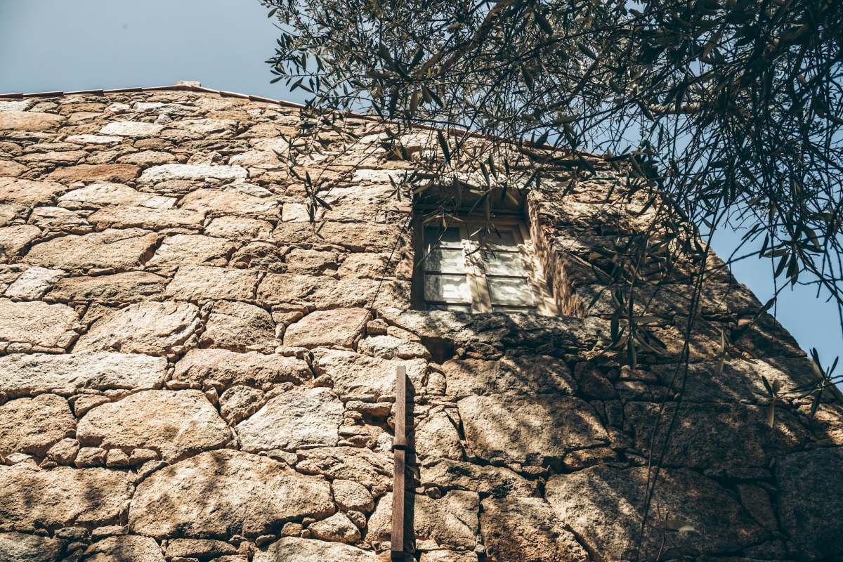 Fachada de mampostería de piedra con una ventana